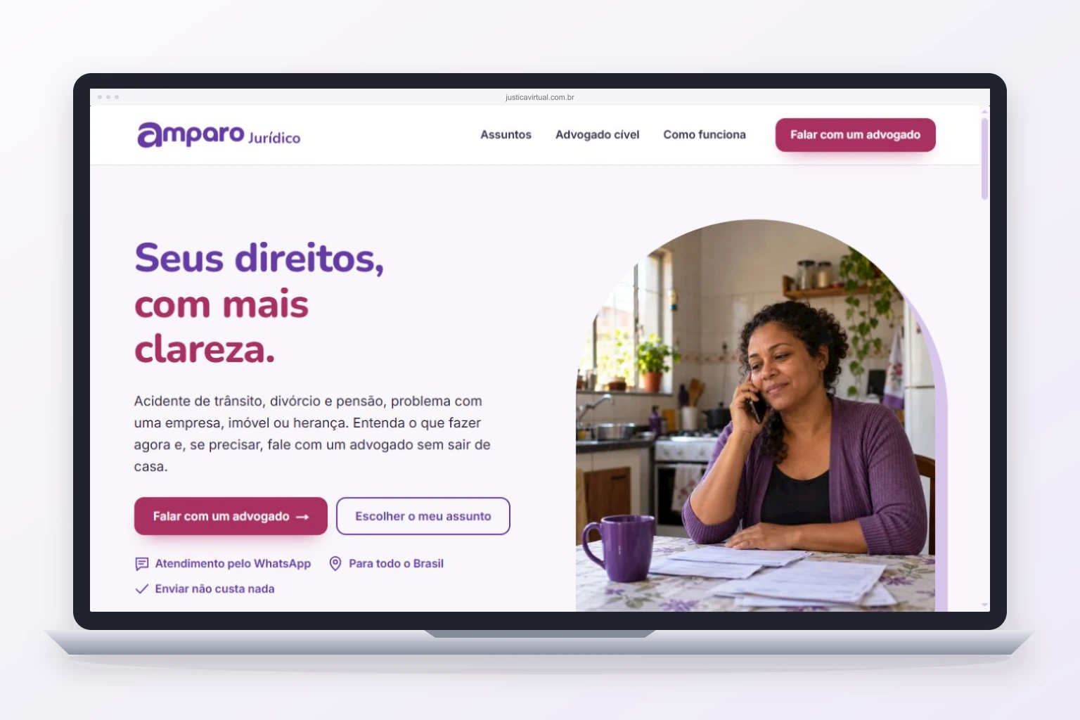 Site da Amparo Jurídico exibido em mockup de notebook.